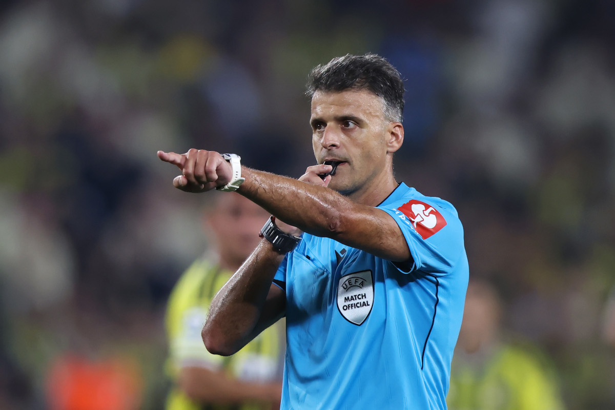 ISTAMBUL, TURQUIA - 10 DE SETEMBRO: O árbitro Jesus Gil Manzano gesticula durante a partida MD1 da UEFA Champions League 2026/27 League Stage entre Fenerbahce SK e AS Roma no Fenerbahce Sükrü Saracoglu Spor Kompleksi, Ibulbahce Sükrü Saracoglu Spor Kompleksi, 2 de setembro de 2160. (Foto de Burak Kara/Imagens Getty)