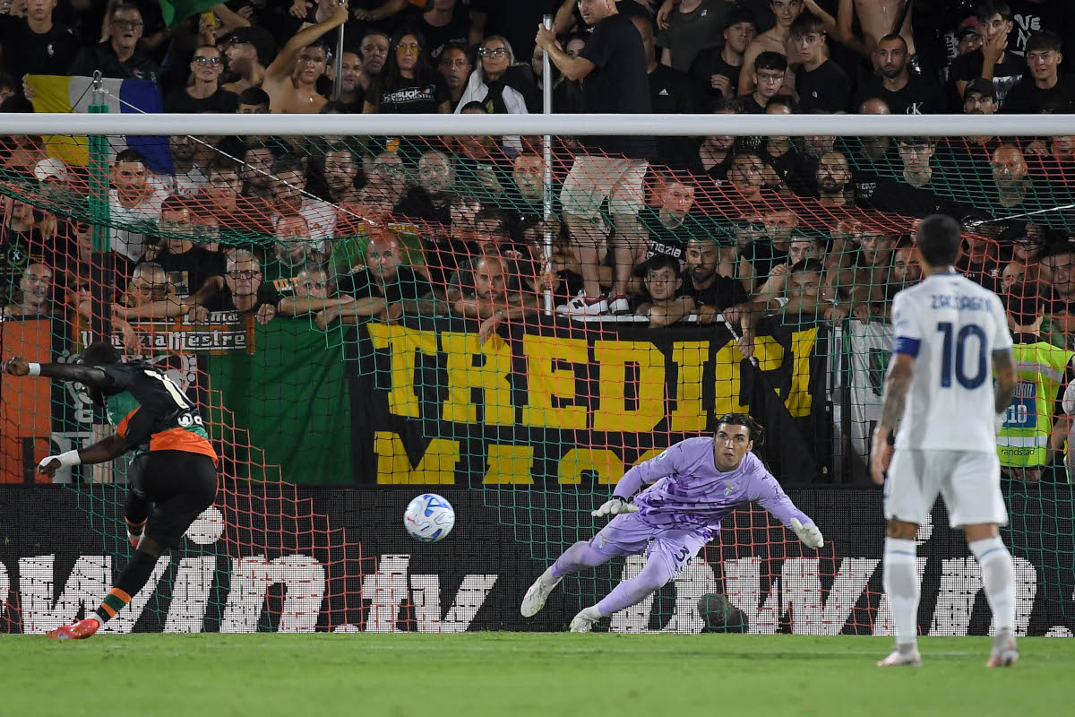 VENEZA, ITÁLIA - 19 DE SETEMBRO: John Epova do Venezia FC perde um pênalti durante a partida da Série A entre Venezia FC e SS Lazio no Stadio Pier Luigi Benzo em 19 de setembro de 2026 em Veneza, Itália. (Foto de Marco Rossi - SS Lazio/Getty Images)
