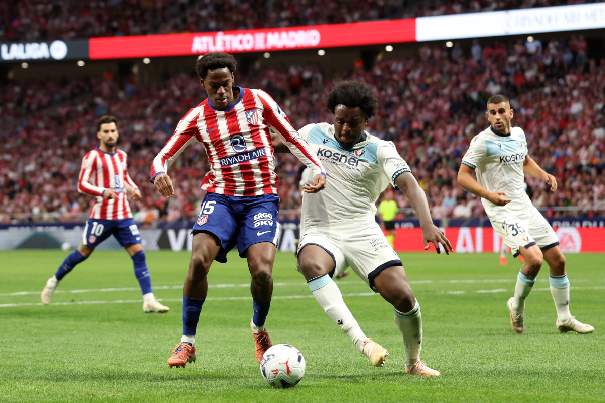 MADRID, ESPANHA - Jonathan David, do Atlético de Madrid, é desafiado por Flavien Boyomo, do CA Osasuna, durante a partida LaLiga EA Sports 2026/27 entre Atlético de Madrid e CA Osasuna no Riyadh Air Metropolitano em 16 de setembro de 2026. (Foto de Florence Don Jun/Getty Images)