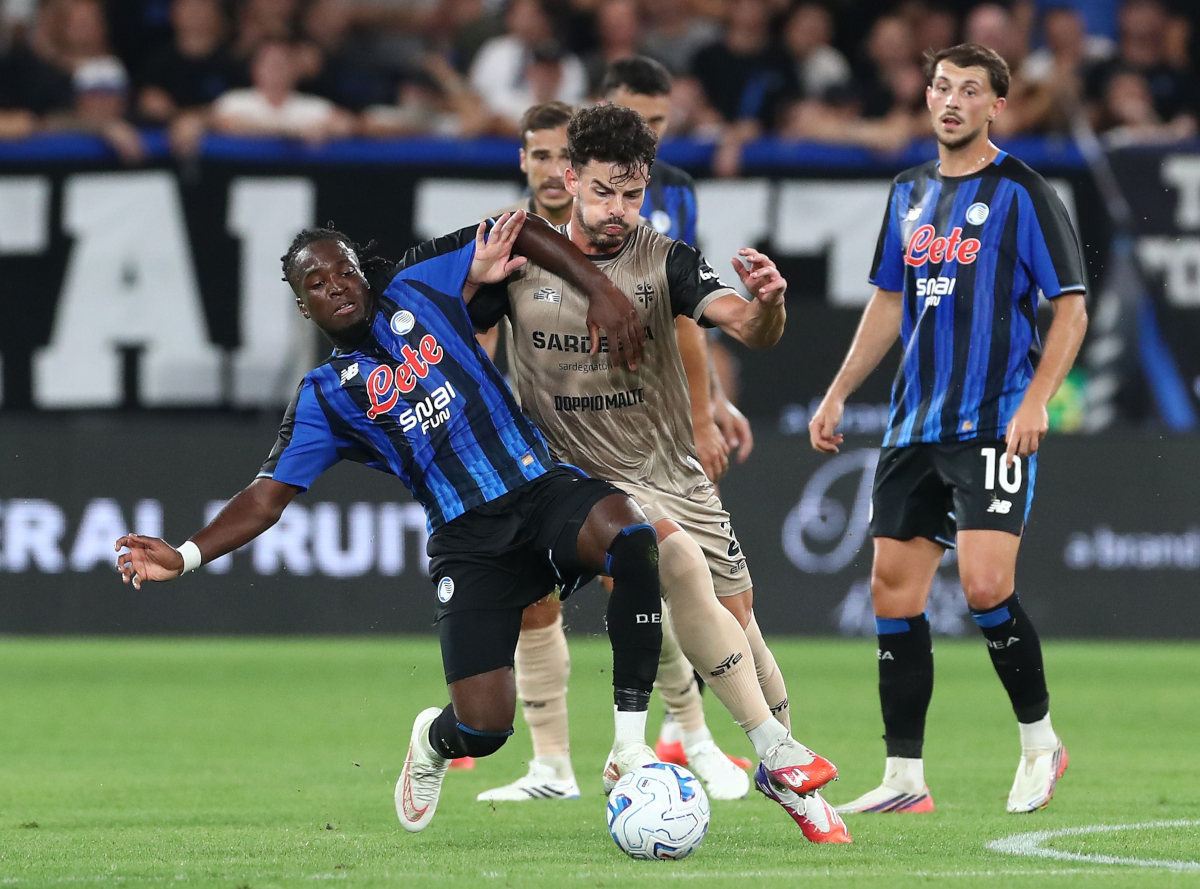 BERGAMO, ITALY - SEPTEMBER 12: Jonathan Rowe of Atalanta BC competes for the ball with Ze’ Pedro of Cagliari Calcioduring the Serie A match between Atalanta BC and Parma Calcio at Stadio Atleti Azzurri d'Italia on September 12, 2026 in Bergamo, Italy. (Photo by Marco Luzzani/Getty Images)