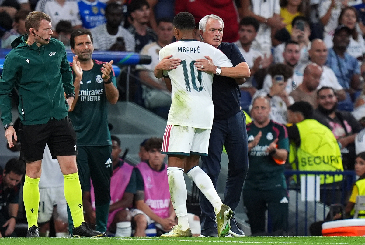 MADRID, ESPANHA - 08 DE SETEMBRO: Kylian Mbappe, do Real Madrid, conversa com o técnico do Real Madrid, José Mourinho, como substituto durante a partida da Fase MD1 da Liga dos Campeões da UEFA 2026/27 entre Real Madrid CF e Interna Egostlena Egostleo FC. Bernabéu em 08 de setembro de 2026 em Madrid, Espanha. (Foto de Angel Martinez/Getty Images)