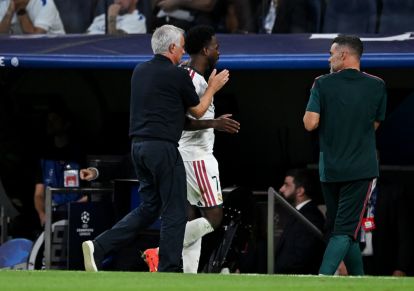 MADRID, SPAIN - SEPTEMBER 08: Jose Mourinho, Head Coach of Real Madrid interacts with Vinicius Junior of Real Madrid as he is brought off during the UEFA Champions League 2026/27 League Phase MD1 match between Real Madrid C.F. and FC Internazionale Milano at Estadio Santiago Bernabeu on September 08, 2026 in Madrid, Spain. (Photo by Denis Doyle/Getty Images)