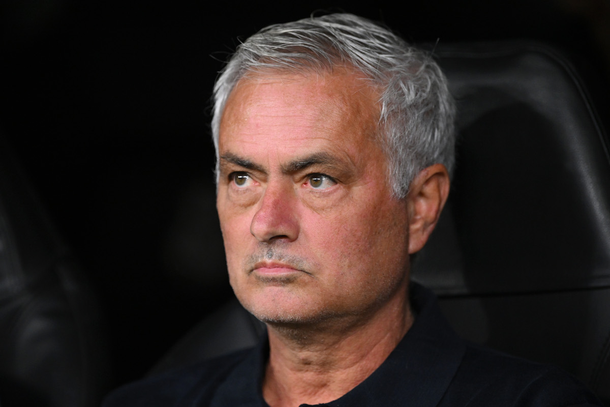 MADRID, ESPANHA - 08 DE SETEMBRO: O técnico do Real Madrid, José Mourinho, assiste ao jogo da Fase MD1 da Liga dos Campeões da UEFA 2026/27 entre o Real Madrid CF e o FC Internazionale Milano no Estádio Santiago Bernabeu em 2 de setembro.