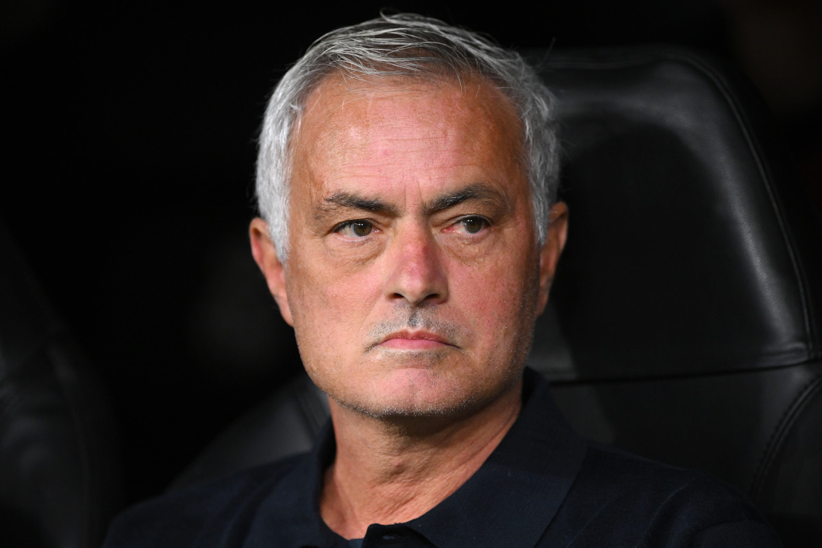 MADRID, ESPANHA - 08 DE SETEMBRO: O técnico do Real Madrid, José Mourinho, assiste ao jogo da Fase MD1 da Liga dos Campeões da UEFA 2026/27 entre o Real Madrid CF e o FC Internazionale Milano no Estádio Santiago Bernabeu em 2 de setembro.
