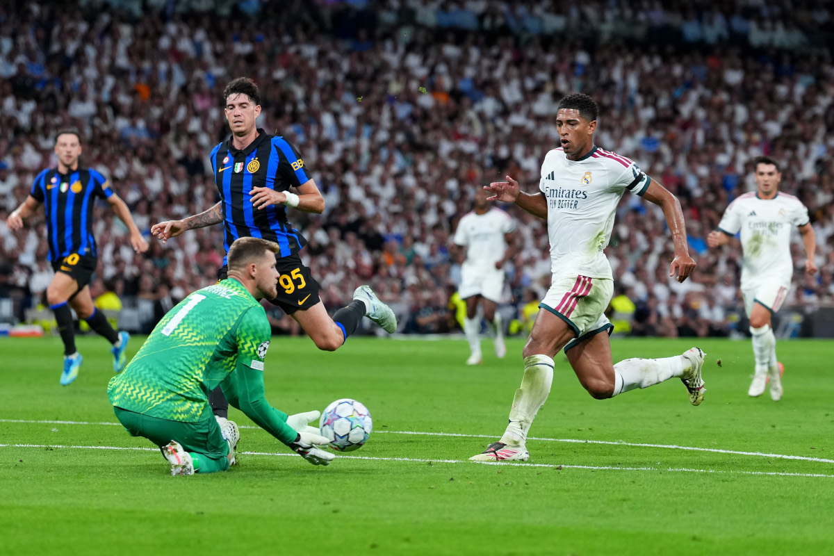 MADRID, ESPANHA - 08 DE SETEMBRO: Josep Martinez do Internacional recebe a bola sob pressão de Jude Bellingham do Real Madrid durante a partida da Fase MD1 da Liga dos Campeões da UEFA 2026/27. 2026 em Madri, Espanha. (Foto de Angel Martinez/Getty Images)