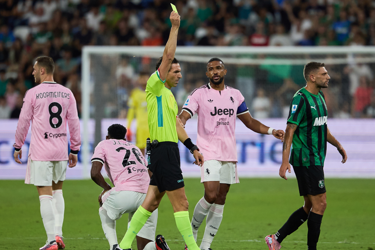 REGGIO NELL'EMILIA, ITÁLIA - 13 DE SETEMBRO: Árbitro Juan durante a partida da Série A entre US Sassuolo e Juventus no Estádio Mapei - Citta del Tricolore em 13 de setembro de 2013 em Reggio NELL'EMILIA, 13 de setembro de 2013. Luca Sacchi mostra um cartão amarelo para John Lukumi da Juventus. (Foto de Emmanuel Ciancaglini/Getty Images)