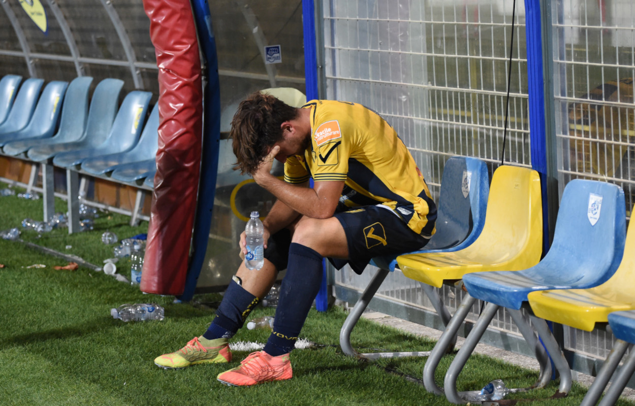 CASTELLAMMARE DI STABIA, ITÁLIA - 27 DE JULHO: Giacomo Gallo do SS Juve Stabia está decepcionado durante a partida da Série B entre SS Juve Stabia e US Cremonese no Estádio Romeo Mendi em 27 de julho de 2020 em Castellammare di Stabia, Itália. (Foto de Francesco Pecoraro / Getty Images para Lega Série B)