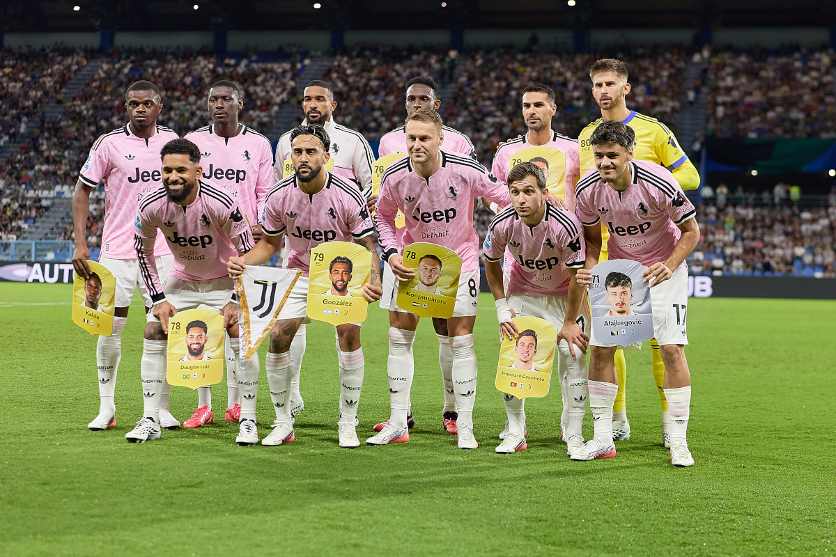 REGGIO NELL'EMILIA, ITÁLIA - 13 DE SETEMBRO: Juventus se alinha durante a partida da Série A entre US Sassuolo e Juventus no Estádio Mapei - Citta' del Tricolore em 13 de setembro de 2026 em Reggio nell'Emilia, Itália. (Foto de Emmanuel Ciancaglini/Getty Images)