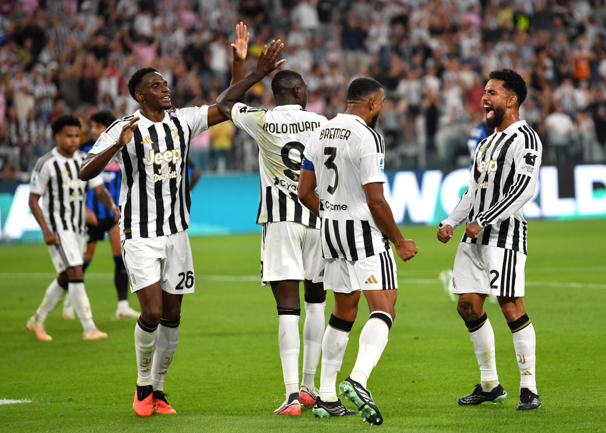 TURIM, ITÁLIA - 20 DE SETEMBRO: Bremer da Juventus comemora marcar o segundo gol de seu time com o companheiro Douglas Luiz durante a partida da Série A entre Juventus e Atlanta BC no Allianz Stadium em 20 de setembro de 2026 em Torino, Itália. (Foto de Valerio Pennicino/Getty Images)