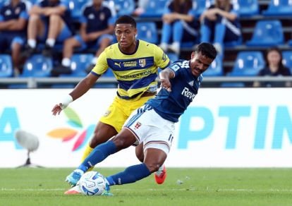 ITALY - SEPTEMBER 14: Kaiki of Como 1907 is challenged by Sascha Britschgi of Parma Calcio 1913 during the Serie A match between Como 1907 and Parma Calcio at Giuseppe Sinigaglia Stadium on September 14, 2026 in Italy. (Photo by Marco Luzzani/Getty Images)