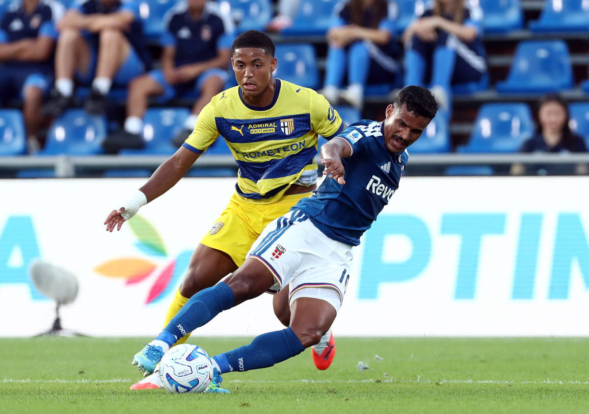 ITALY - SEPTEMBER 14: Kaiki of Como 1907 is challenged by Sascha Britschgi of Parma Calcio 1913 during the Serie A match between Como 1907 and Parma Calcio at Giuseppe Sinigaglia Stadium on September 14, 2026 in Italy. (Photo by Marco Luzzani/Getty Images)