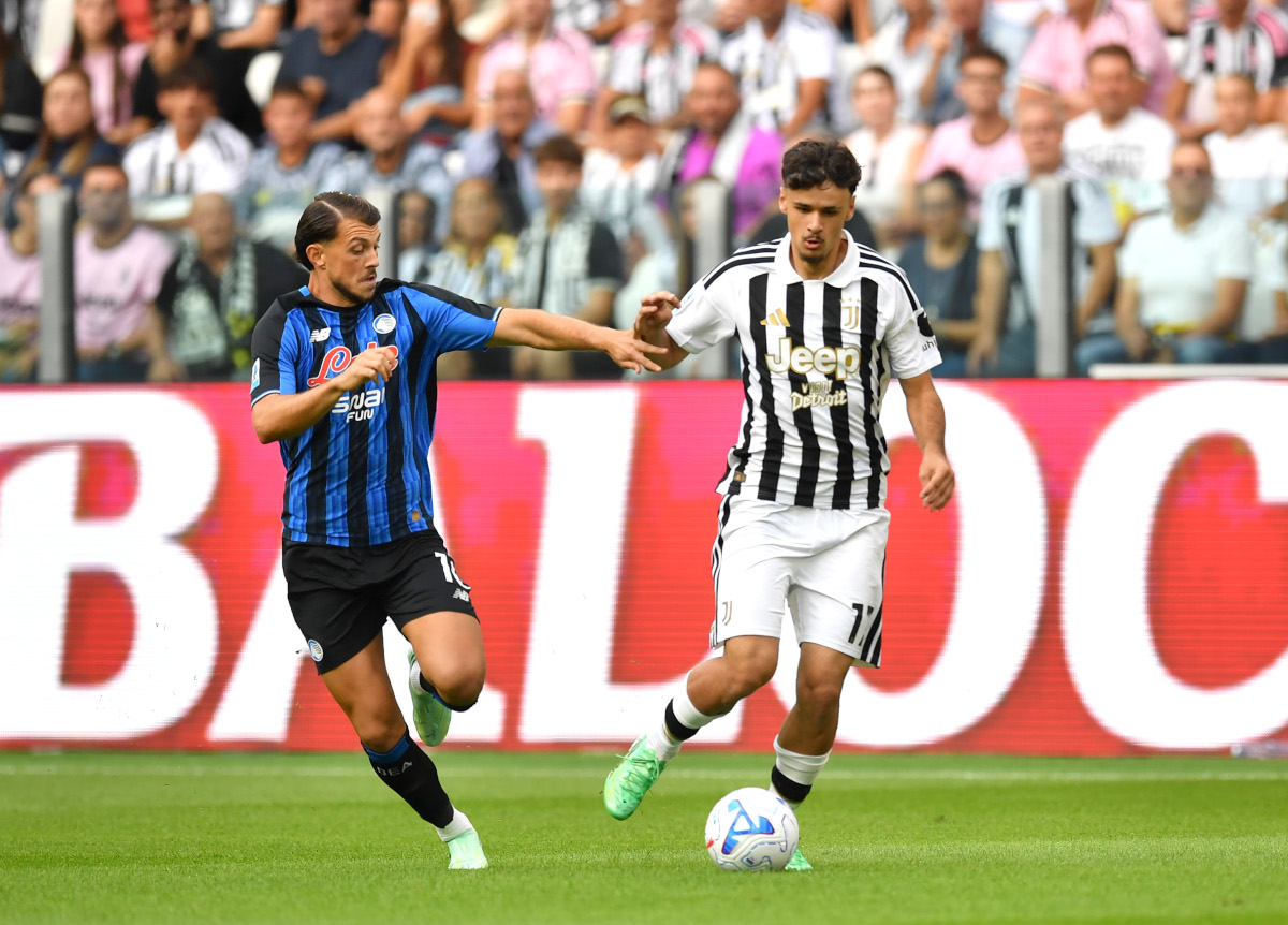 TURIM, ITÁLIA - 20 DE SETEMBRO: Kerim Alajbekovic da Juventus é desafiado por Lazar Samardzic do Atlanta BC durante a partida da Série A entre Juventus e Atlanta BC no Allianz Stadium em 20 de setembro de 2026 em Torino, Itália. (Foto de Valerio Pennicino/Getty Images)