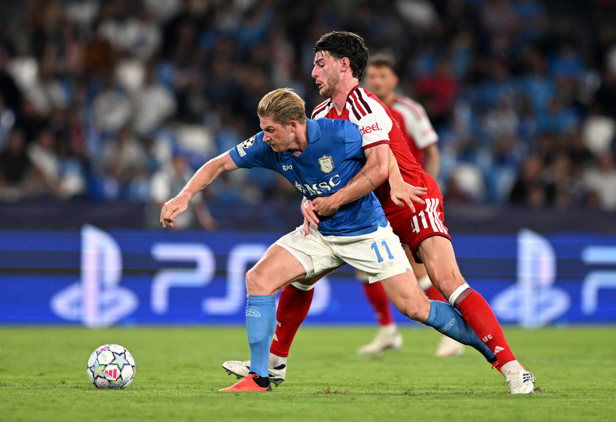 NÁPOLES, ITÁLIA - 09 DE SETEMBRO: Kevin De Bruyne do SSC Napoli é desafiado por Declan Rice do Arsenal durante a partida MD1 da Fase MD1 da UEFA Champions League 2026/27 entre SSC Napoli e Arsenal FC no Stadio Diego Armando Maradona em setembro de 2006 em Nápoles, Nápoles, Itália. (Foto: Francesco Pecoraro/Getty Images)