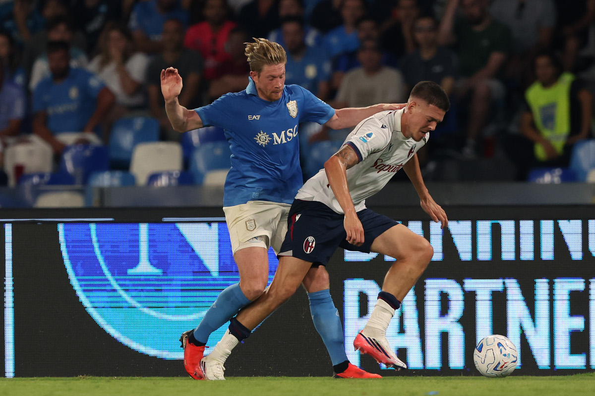 NÁPOLES, ITÁLIA - 13 DE SETEMBRO: Kevin De Bruyne do SSC Napoli luta pela posse de bola com Emil Holm do Bologna FC durante a partida da Série A entre SSC Napoli e Bologna FC no Stadio Diego Armando Maradona em 13 de setembro de 2026 em Nápoles, Itália. (Foto: Francesco Pecoraro/Getty Images)