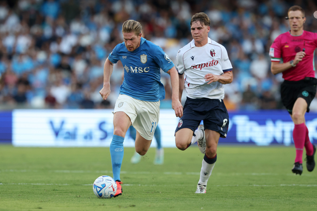 NÁPOLES, ITÁLIA - 13 DE SETEMBRO: Kevin De Bruyne do SSC Napoli luta pela posse de bola com Mikel Amondarain do Bologna FC durante a partida da Série A entre SSC Napoli e Bologna FC no Stadio Diego Armando Maradona em 13 de setembro de 2026 em Nápoles, Itália. (Foto: Francesco Pecoraro/Getty Images)