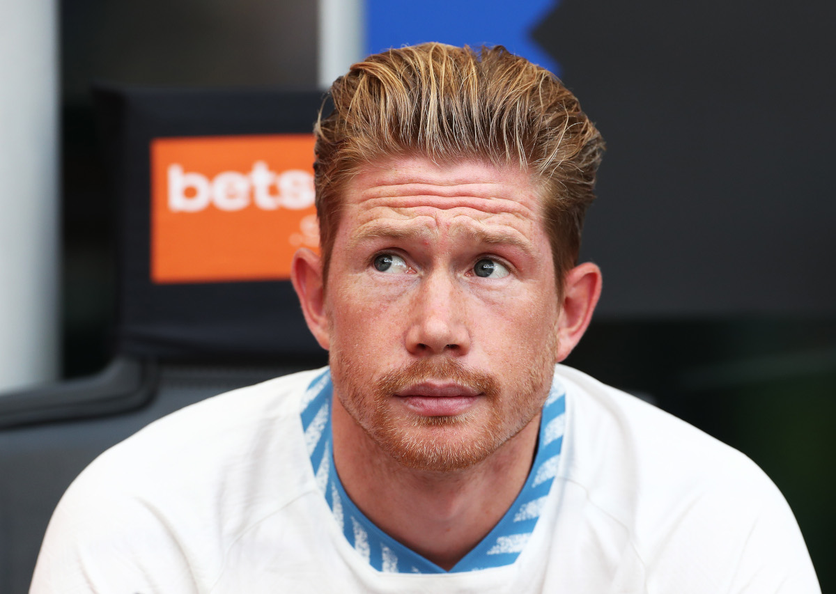 MILÃO, ITÁLIA - 05 DE SETEMBRO: Kevin De Bruyne do Napoli observa do banco durante a partida da Série A entre FC Internazionale e SSC Napoli no Stadio Giuseppe Meazza em 05 de setembro de 2026 em Milão, Itália. (Foto de Marco Luzzani/Getty Images)