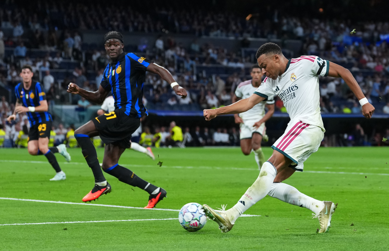 MADRID, ESPANHA - 08 DE SETEMBRO: Kylian Mbappe, do Real Madrid, passa a bola sob pressão de Yann Aral Biszek, da Internazionale, durante a partida MD1 da Liga dos Campeões da UEFA 2026/27. 2026 em Madri, Espanha. (Foto de Angel Martinez/Getty Images)