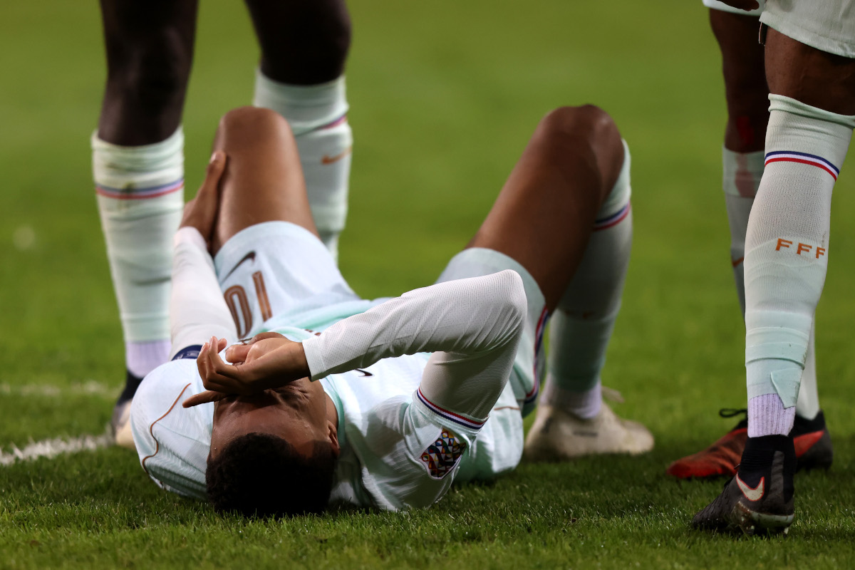 KOKELI, TURQUIA - 25 DE SETEMBRO: Kylian Mbappe da França lesionado reage durante a partida da fase de grupos da Liga das Nações 2026/27 da UEFA entre Turquia e França no Estádio Kocaeli em 25 de setembro de 2026 em Kocaeli, Turquia. (Foto de Burak Kara/Getty Images)