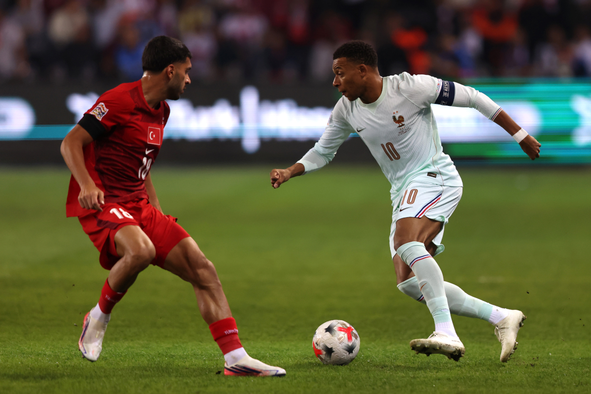 KOKELI, TURQUIA - 25 DE SETEMBRO: Kylian Mbappe da França está sob pressão de Oguz Aydin da Turquia durante a partida da fase de grupos da Liga das Nações 2026/27 da UEFA entre Turquia e França no Estádio Kogeli em 25 de setembro de 2026 em Kogeli, Turquia. (Foto de Burak Kara/Getty Images)