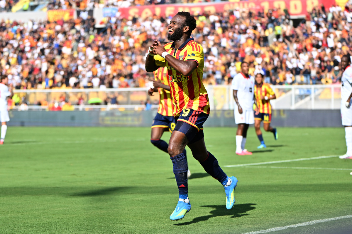 LECCE, ITÁLIA - 13 DE SETEMBRO: Lassana Coulibaly do US Lecce comemora marcar o terceiro gol de sua equipe durante a partida da Série A entre US Lecce e AC Monza no Stadio Via del Mare em 13 de setembro de 2026 em Lecce, Itália. (Foto: Francesco Pecoraro/Getty Images)