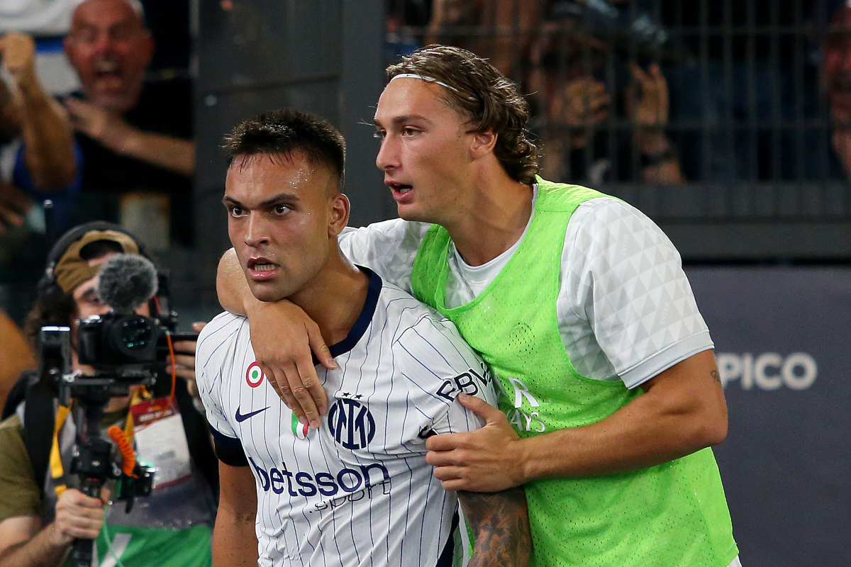 ROMA, ITÁLIA - 19 DE SETEMBRO: Lautaro Martinez do FC Internazionale Milano comemora marcar o segundo gol de seu time com o companheiro Francesco Pio Esposito durante a partida da Série A entre AS Roma e FC Internazionale no Stadio Olimpico em 19 de setembro de 2020 em Roma, Itália. (Foto de Paolo Bruno/Getty Images)