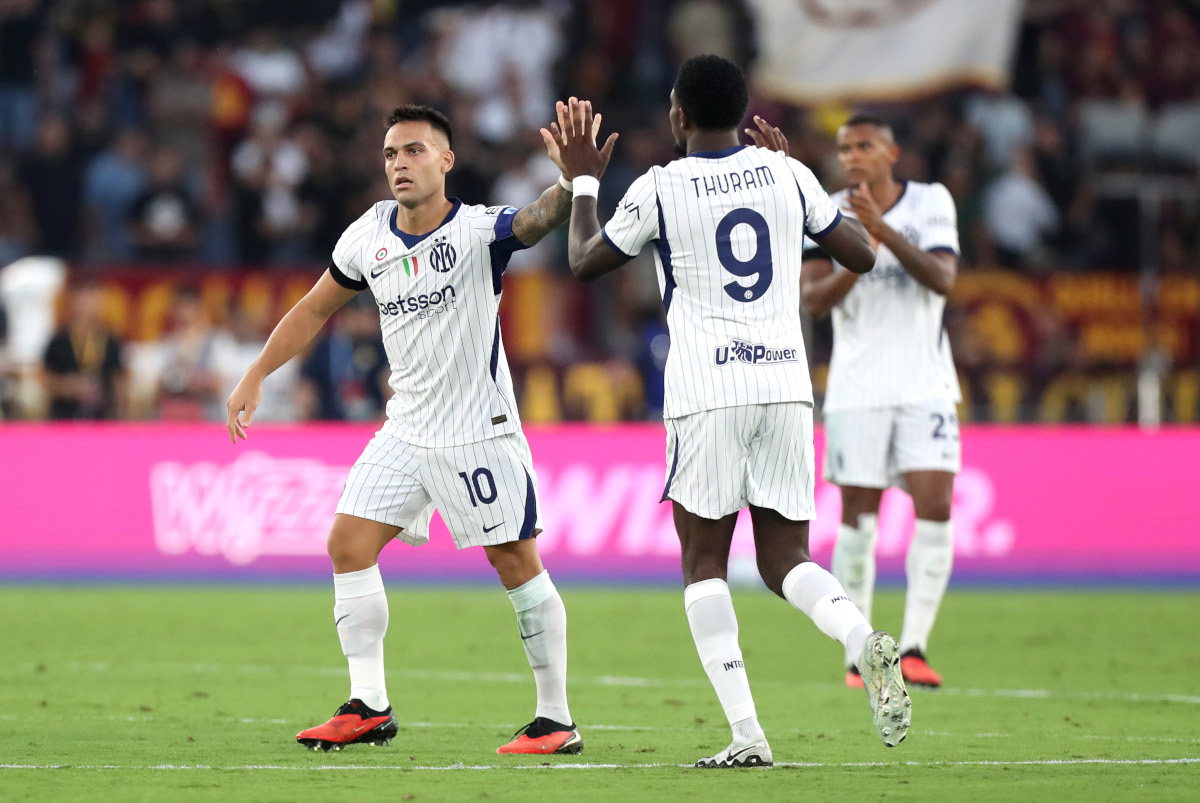 ROMA, ITÁLIA - 19 DE SETEMBRO: Lazaro Martinez do FC Internazionale comemora o primeiro gol de seu time com o companheiro de equipe Marcus Duram do FC Internazionale durante a partida da Série A entre AS Roma e FC Internazionale no Stadio Olimpico em 2 de setembro de 2016. (Foto de Paolo Bruno / Getty Images)