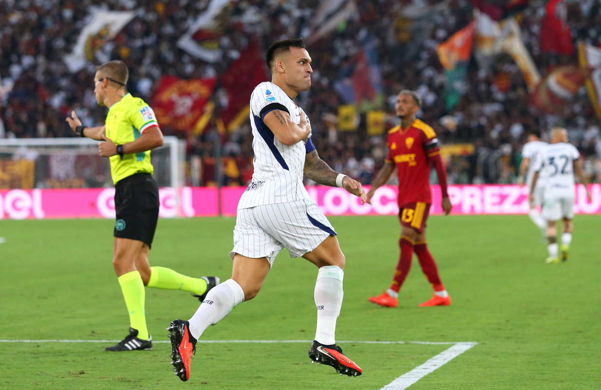 ROMA, ITÁLIA - 19 DE SETEMBRO: Lautaro Martinez do FC Internazionale Milano comemora marcar o primeiro gol de seu time durante a partida da Série A entre AS Roma e FC Internazionale no Stadio Olimpico em 19 de setembro de 2026 em Roma, Itália. (Foto de Paolo Bruno/Getty Images)