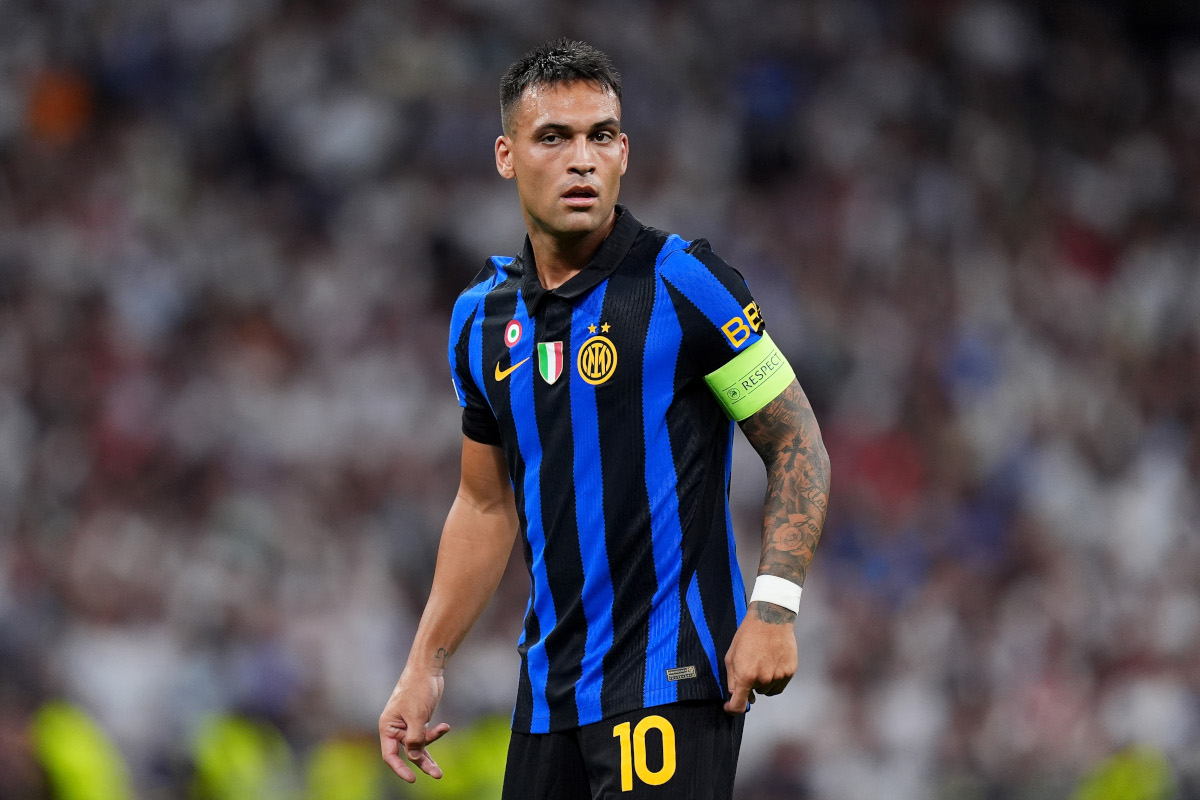 MADRID, ESPANHA - 08 DE SETEMBRO: Lautaro Martinez do Internacional observa durante a partida MD1 da UEFA Champions League 2026/27 League Stage entre Real Madrid CF e FC Internacional Milano no Estádio Santiago Bernabeu em 20 de setembro de 208. (Foto de Angel Martinez / Getty Images)