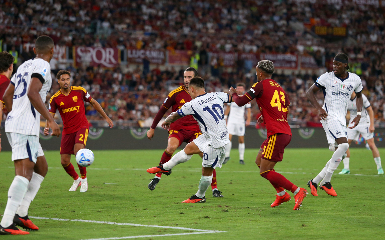 ROMA, ITÁLIA - 19 DE SETEMBRO: Lautaro Martinez do FC Internazionale Milano marca o segundo gol de seu time durante a partida da Série A entre AS Roma e FC Internazionale no Stadio Olimpico em 19 de setembro de 2026 em Roma, Itália. (Foto de Paolo Bruno/Getty Images)