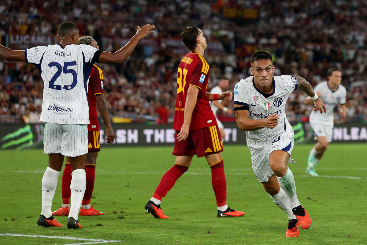 ROMA, ITÁLIA - 19 DE SETEMBRO: Lataro Martinez do FC Internazionale Milano comemora marcar o segundo gol de seu time durante a partida da Série A entre AS Roma e FC Internazionale no Stadio Olimpico em 19 de setembro de 2026 em Roma, Itália. (Foto de Paolo Bruno/Getty Images)