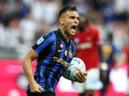 MILAN, ITALY - SEPTEMBER 05: Lautaro Martinez of Internazionale celebrates scoring his team’s first goal during the Serie A match between FC Internazionale and SSC Napoli at Stadio Giuseppe Meazza on September 05, 2026 in Milan, Italy. (Photo by Claudio Villa/Getty Images)