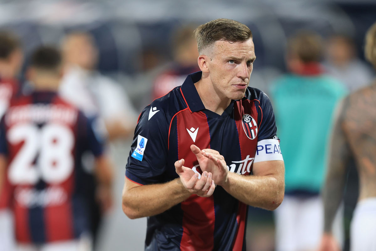 BOLOGNA, ITÁLIA - 6 DE SETEMBRO: Louis Ferguson do Bologna FC 1909 cumprimenta os torcedores durante a partida da Série A entre Bologna FC e US Sassuolo no Stadio Renato Dall'Ara em 6 de setembro de 2026 em Bolonha, Itália. (Foto de Gabriel Maltindi/Getty Images)