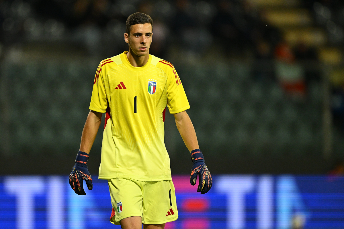 CREMONA, ITÁLIA - 14 DE OUTUBRO: O goleiro italiano Lorenzo Palmisani reage durante a partida de qualificação para a Euro Sub-21 da UEFA entre Itália e Armênia durante a partida de qualificação para a Euro Sub-21 da UEFA no Stadio Giovanni Gini em 14 de outubro de 2025 em Cremona, Itália. (Foto: Marco M. Mantovani/Getty Images)