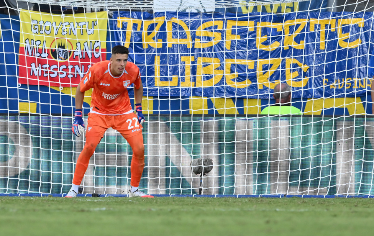 FROSINONE, ITÁLIA - 20 DE SETEMBRO: Lorenzo Palmisani do Frosinone Calcio observa durante a partida da Série A entre Frosinone Calcio e Como 1907 no Stadio Benito Stirpe em 20 de setembro de 2026 em Frosinone, Itália. (Foto de Giuseppe Bellini/Getty Images)
