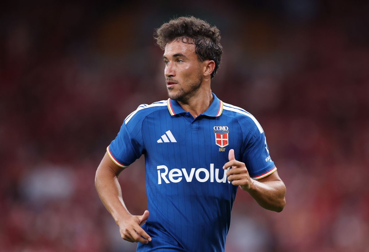 LIVERPOOL, INGLATERRA - 16 DE AGOSTO: Luiz Milla do Como Calcio observa durante o amistoso de pré-temporada entre Liverpool FC e Como Calcio em Anfield em 16 de agosto de 2026 em Liverpool, Inglaterra. (Foto de Louis Story/Getty Images)