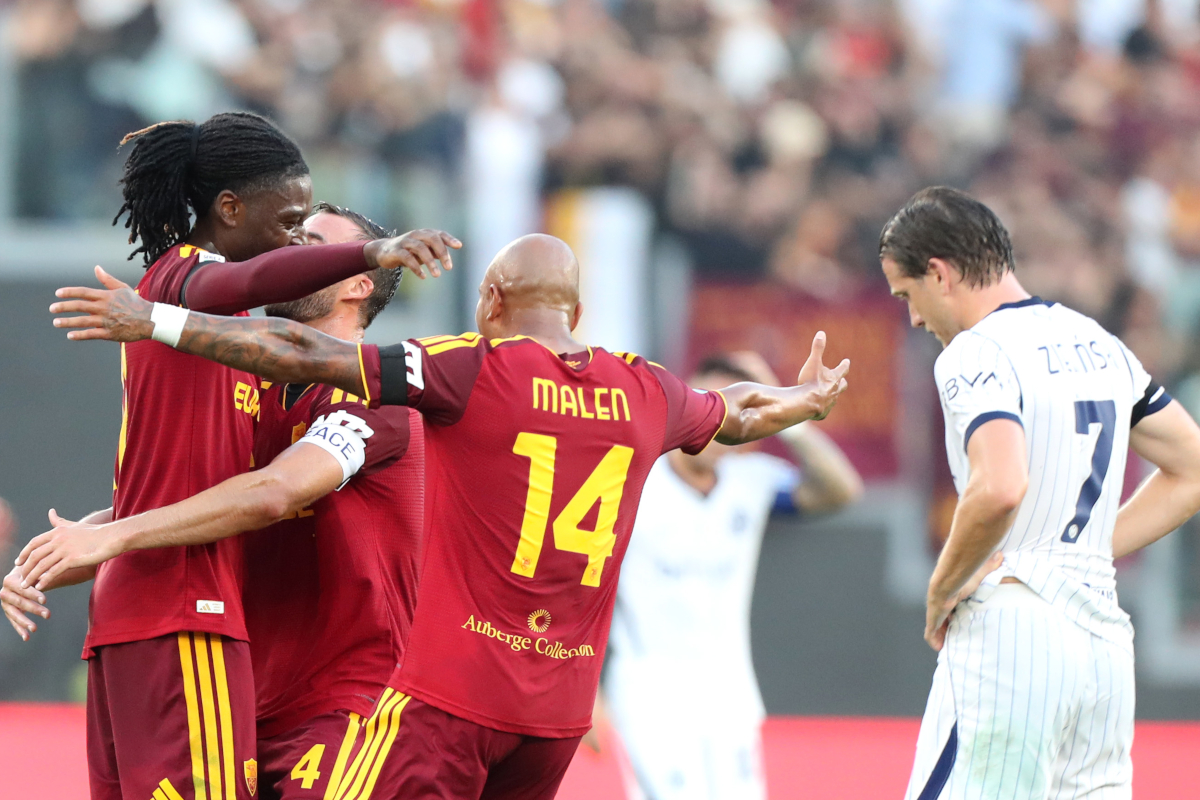 ROMA, ITÁLIA - 19 DE SETEMBRO: Manu Kone, da AS Roma, comemora marcar o segundo gol de seu time com os companheiros Bryan Cristante e Donyell Malen durante a partida da Série A entre AS Roma e FC Internazionale no Stadio Olimpico em 19 de setembro de 2026 em Roma. (Foto de Paolo Bruno/Getty Images)