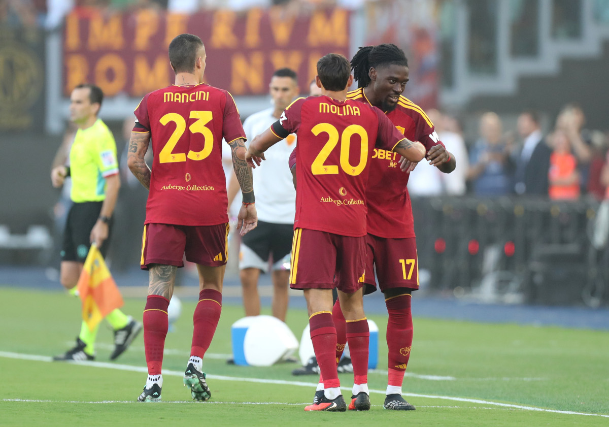 ROMA, ITÁLIA - 19 DE SETEMBRO: Manu Kone, da AS Roma, comemora o primeiro gol de seu time com o companheiro de equipe Nahuel Molina durante a partida da Série A entre AS Roma e FC Internazionale no Stadio Olimpico em 19 de setembro de 2026 em Roma, Itália. (Foto de Paolo Bruno/Getty Images)