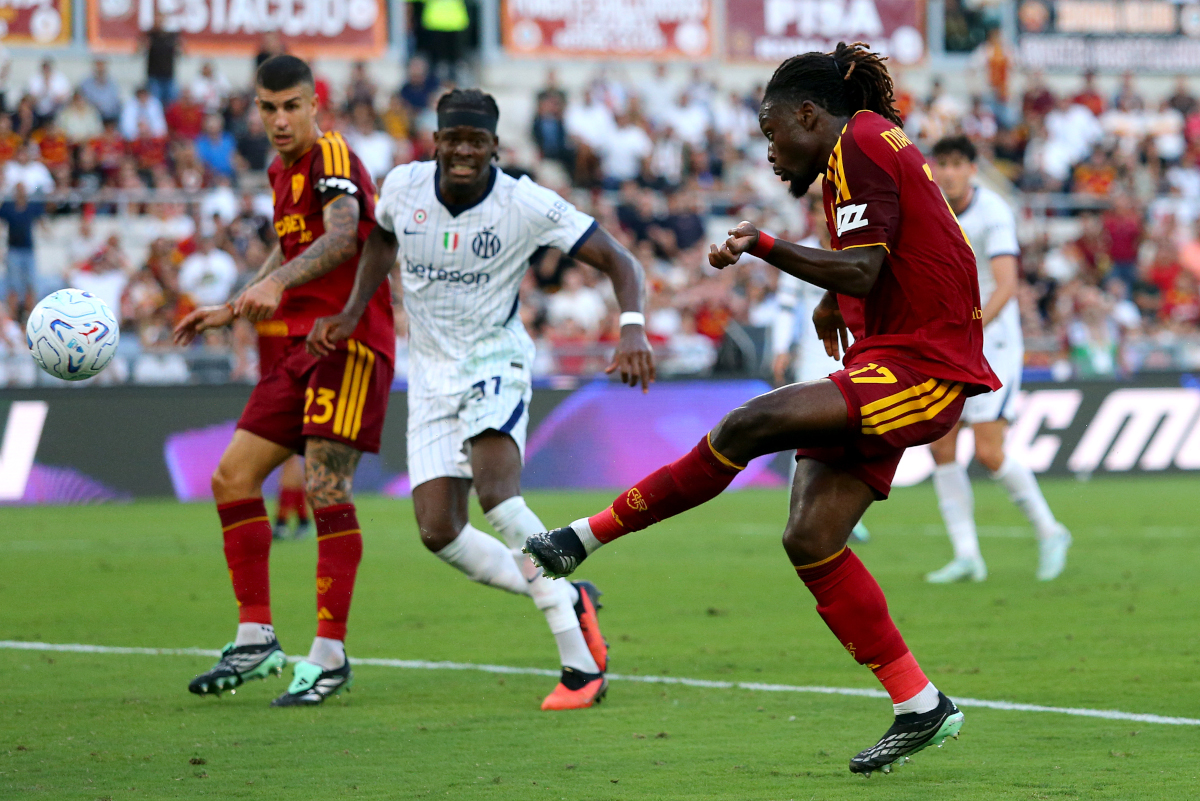 ROMA, ITÁLIA - 19 DE SETEMBRO: Manu Kone, da AS Roma, marca o segundo gol de seu time durante a partida da Série A entre AS Roma e FC Internazionale no Stadio Olimpico em 19 de setembro de 2026 em Roma, Itália. (Foto de Paolo Bruno/Getty Images)