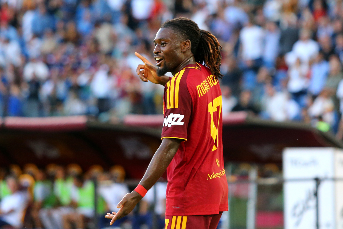 ROMA, ITÁLIA - 19 DE SETEMBRO: Manu Kone, da AS Roma, comemora o segundo gol de seu time durante a partida da Série A entre AS Roma e FC Internazionale no Stadio Olimpico em 19 de setembro de 2026 em Roma, Itália. (Foto de Paolo Bruno/Getty Images)