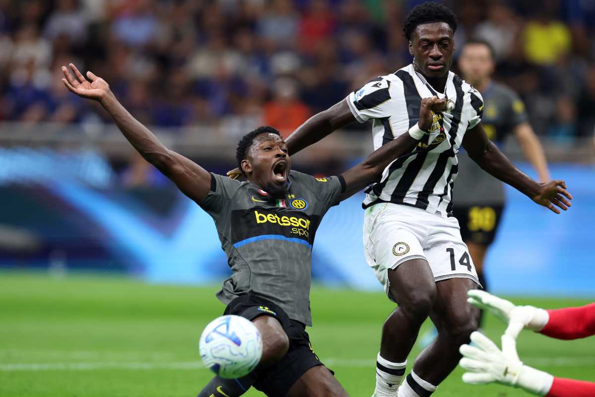 MILÃO, ITÁLIA - 14 DE SETEMBRO: Marcus Durham do FC Internazionale Milano reage quando desafiado por James Abangwa da Udinese Calcio durante a partida da Série A entre FC Internazionale e Udinese Calcio no Stadio Giuseppe Mesa em 20 de setembro de 14 em Milão. (Foto de Cláudio Villa/Getty Images)