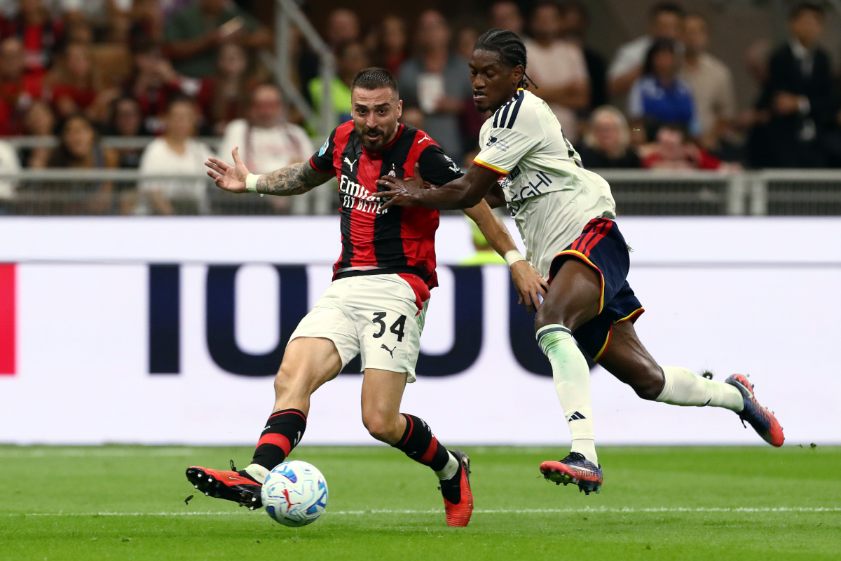 ITÁLIA - 20 DE SETEMBRO: Mario Gila do AC Milan passa a bola sob pressão de Joel Monteiro dos EUA durante a partida da Série A entre AC Milan e US LESS no Stadio Giuseppe Mesa em 20 de setembro de 2026 na Itália. (Foto de Marco Luzani/Getty Images)