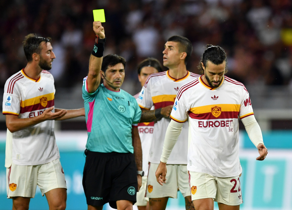 TURIM, ITÁLIA - 14 DE SETEMBRO: Mario Hermoso da AS Roma recebe cartão amarelo do árbitro Fabio Maresca durante a partida da Série A entre Torino FC e AS Roma no Stadio Olimpico Grande Torino em 14 de setembro de 2026 em Torino, Itália. (Foto de Valerio Pennicino/Getty Images)