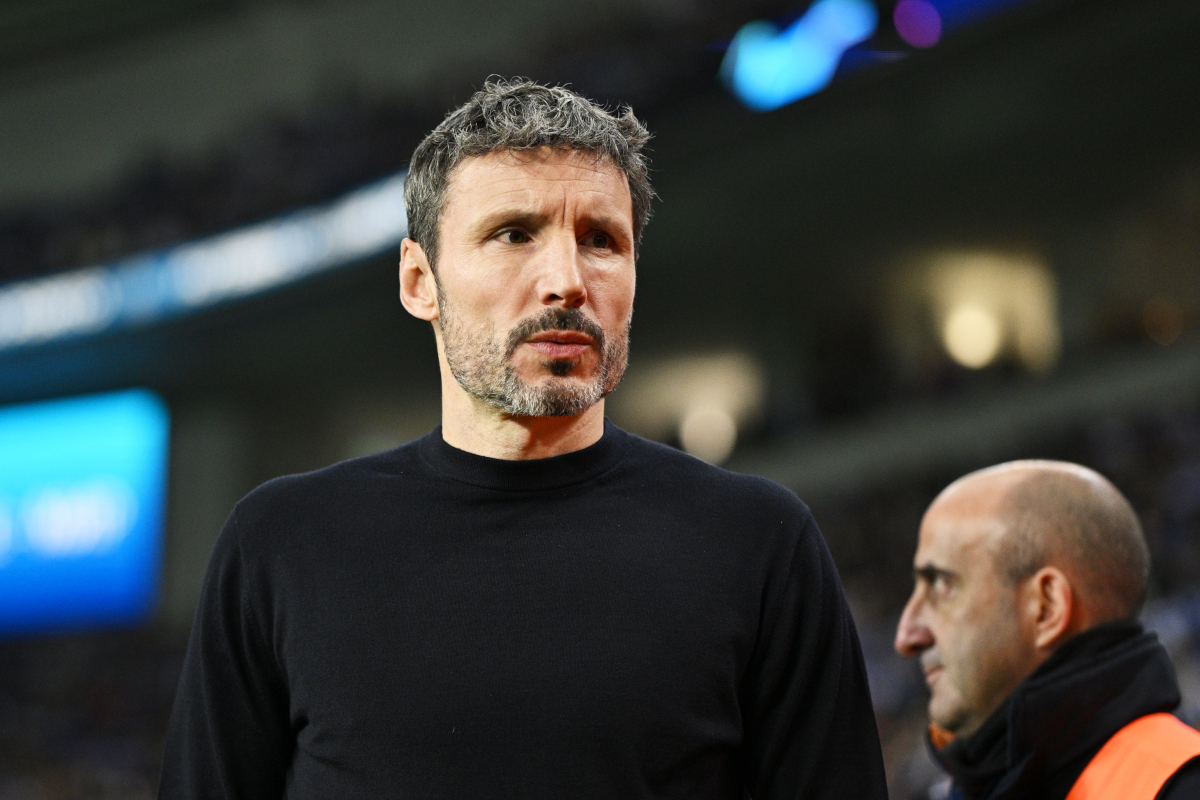 PORTO, PORTUGAL - NOVEMBRO 07: Mark van Bommel, treinador do Royal Antwerp, aguarda com expectativa o jogo da UEFA Champions League entre FC Porto e Royal Antwerp FC no Estádio do Drago, no dia 07 de novembro de 2023, no Porto, Portugal. (Foto de Octavio Pazos/Getty Images)