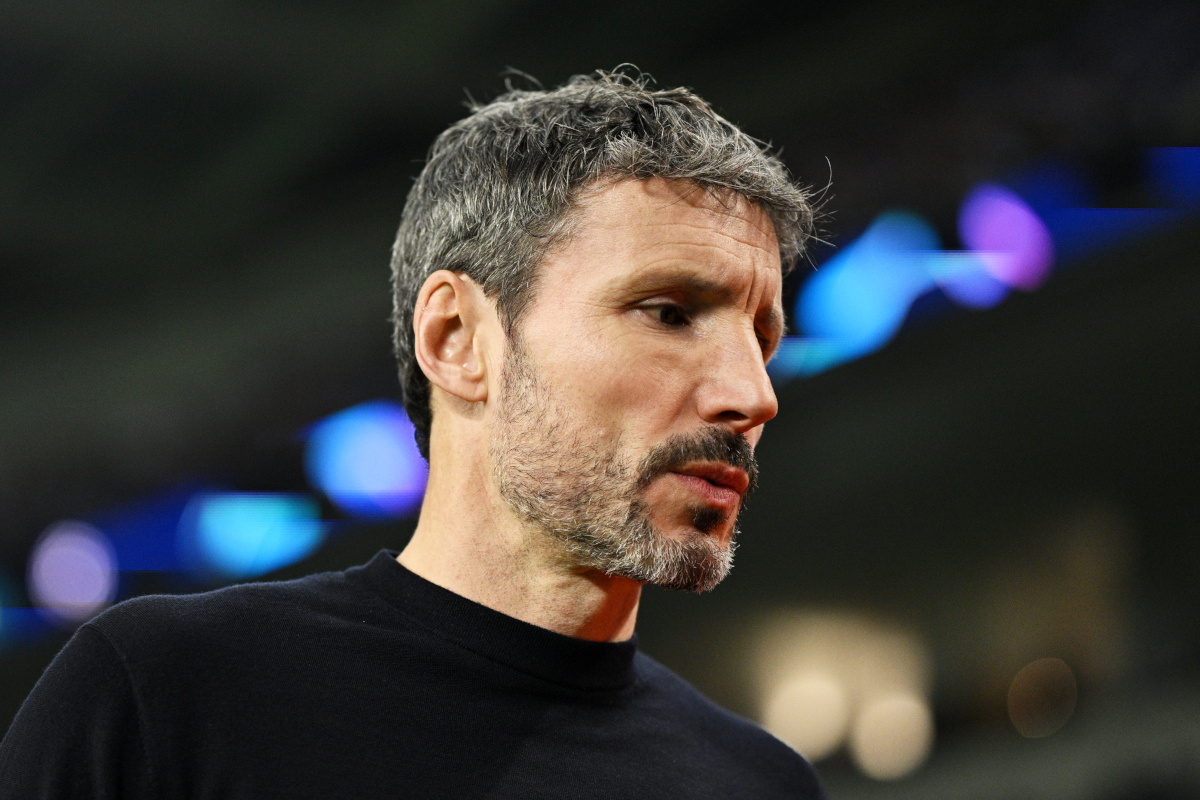 PORTO, PORTUGAL - NOVEMBRO 07: Mark van Bommel, treinador do Royal Antwerp, aguarda com expectativa o jogo da UEFA Champions League entre FC Porto e Royal Antwerp FC no Estádio do Drago, no dia 07 de novembro de 2023, no Porto, Portugal. (Foto de Octavio Pazos/Getty Images)