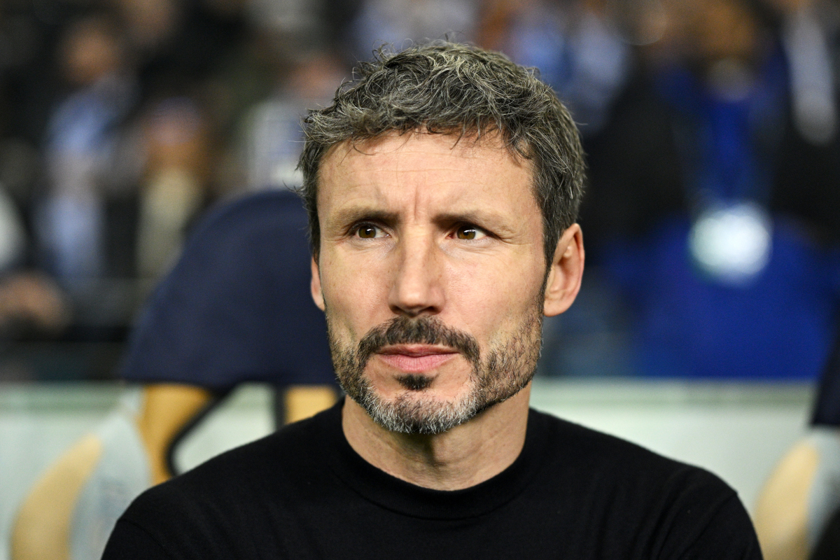 PORTO, PORTUGAL - NOVEMBRO 07: Mark van Bommel, treinador do Royal Antwerp, aguarda com expectativa o jogo da UEFA Champions League entre FC Porto e Royal Antwerp FC no Estádio do Drago, no dia 07 de novembro de 2023, no Porto, Portugal. (Foto de Octavio Pazos/Getty Images)