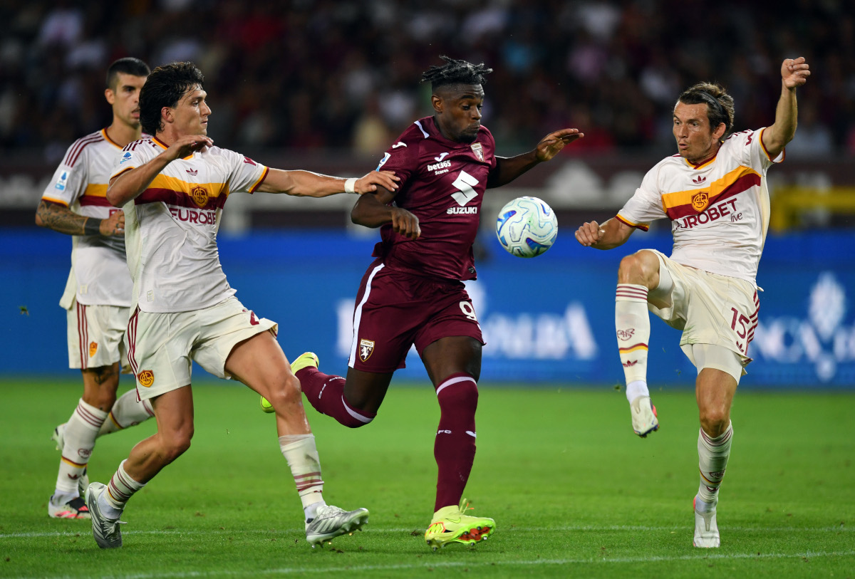 TURIM, ITÁLIA - 14 DE SETEMBRO: Morton de Roone da AS Roma desafia Duane Zapata do Torino FC durante a partida da Série A entre Torino FC e AS Roma no Stadio Olimpico Grande Torino em 14 de setembro de 2026 em Torino, Itália. (Foto de Valerio Pennicino/Getty Images)