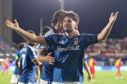 COMO, ITALY - SEPTEMBER 10: Martin Baturina of Como 1907 celebrates scoring his team’s first goal with Nico Paz during the UEFA Champions League 2026/27 League Phase MD1 match between Como 1907 and RB Leipzig at Giuseppe Sinigaglia Stadium on September 10, 2026 in Como, Italy. (Photo by Claudio Villa/Getty Images)