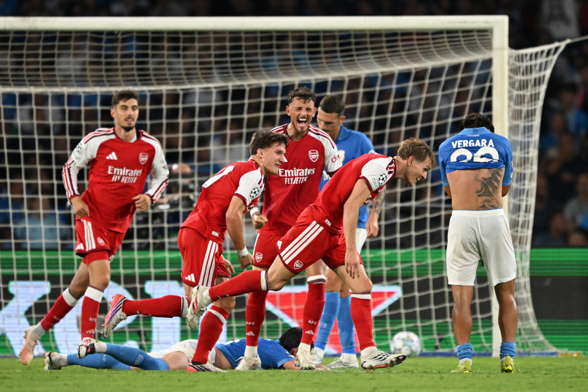NÁPOLES, ITÁLIA - 09 DE SETEMBRO: Martin Odegaard do Arsenal comemora marcar o primeiro gol de seu time durante a partida MD1 da UEFA Champions League 2026/27 League Stage entre SSC Napoli e Arsenal FC no Stadio Diego Armando Maradona em 20 de setembro de 2069 em Nápoles, Itália. (Foto: Francesco Pecoraro/Getty Images)