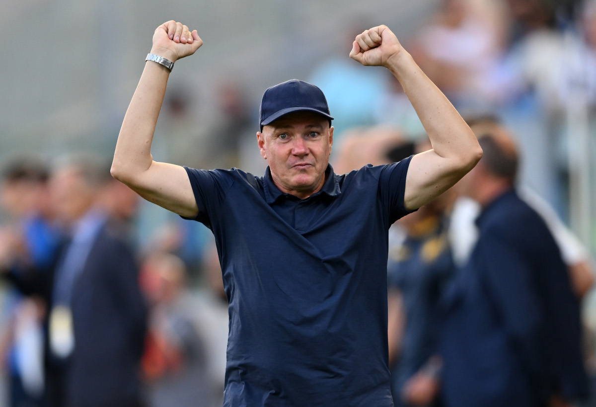 FROSINONE, ITÁLIA - 20 DE SETEMBRO: Massimiliano Alvini do Frosinone Calcio comemora durante a partida da Série A entre Frosinone Calcio e Como 1907 no Stadio Benito Stirpe em 20 de setembro de 2026 em Frosinone, Itália. (Foto de Giuseppe Bellini/Getty Images)