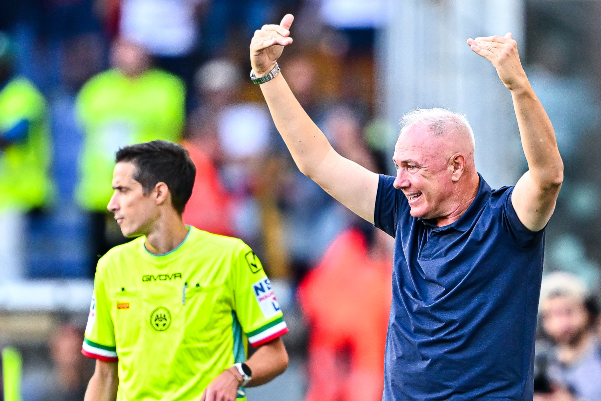 GÊNOVA, ITÁLIA - 12 DE SETEMBRO: O técnico do Frosinone, Massimiliano Alvini, reage durante a partida da Série A entre Genoa CFC e Frosinone Calcio no Stadio Luigi Ferraris em 12 de setembro de 2026 em Gênova, Itália. (Foto de Simone Arveda/Getty Images)